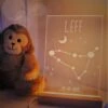 Nachtlampje Met Sterrenbeeld | Naam En Geboortedatum - Gepersonaliseerd Kraamcadeautje | Led Lampje Met USB Aansluiting | Babykamer 2 Nachtlampje Met Sterrenbeeld | Naam En Geboortedatum - Gepersonaliseerd Kraamcadeautje | Led Lampje Met USB Aansluiting | Babykamer -Baby Peuter Winkel 1015x1200 2