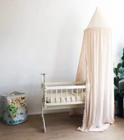 By Baboo Klamboe Baby 245cm - Crème - Katoen - Pompons -Baby Peuter Winkel 1063x1200 4