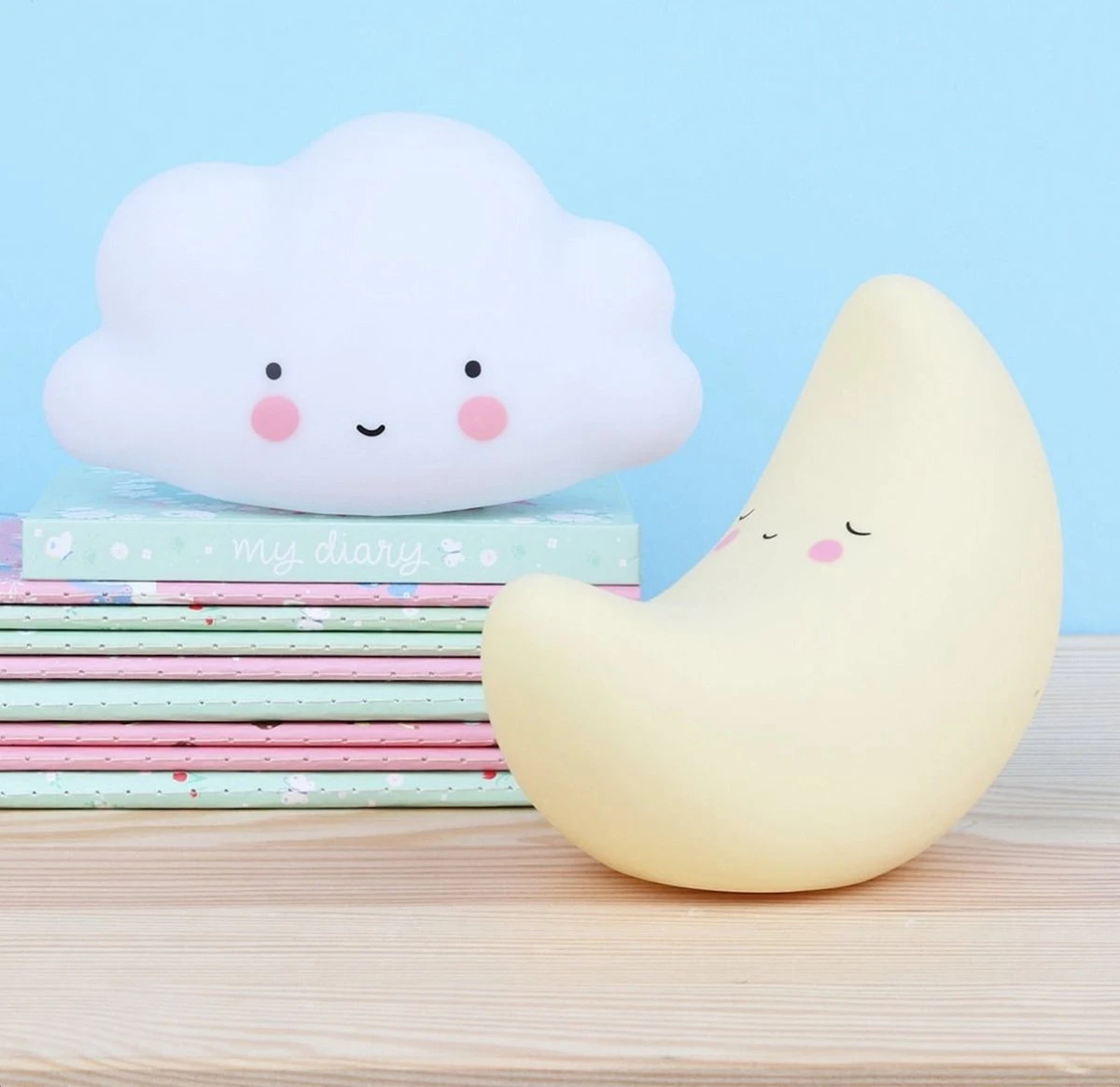 Lampje Kinderkamer / Kinderlampje: Maan | A Little Lovely Company 4 Lampje Kinderkamer / Kinderlampje: Maan | A Little Lovely Company - Afbeelding 2