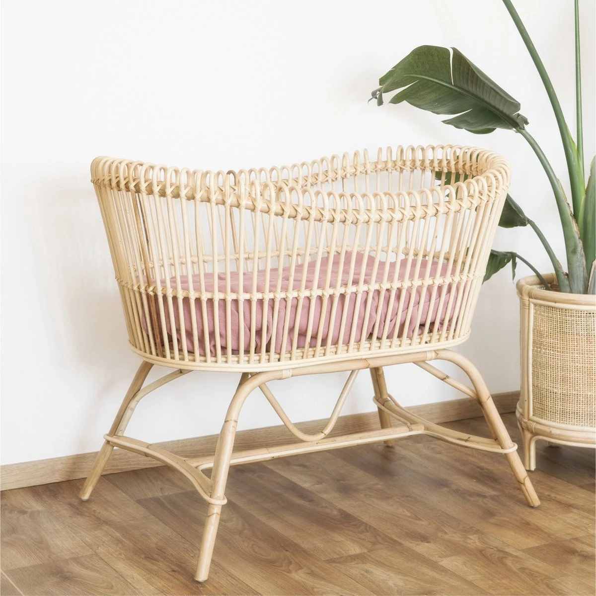 House Of Tods Wieg Lena Rotan - Handgemaakt - Babykamer - Kinderkamer Baby - Exclusief - Baby - 2021 - Duurzaam - Cadeau - Natuurlijk - Incl Matras 6 House Of Tods Wieg Lena Rotan - Handgemaakt - Babykamer - Kinderkamer Baby - Exclusief - Baby - 2021 - Duurzaam - Cadeau - Natuurlijk - Incl Matras - Afbeelding 4