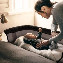 BabyGO Co Sleeper - Aanschuifwieg Met Schommelfuntie - Vivaldi - Goud-Zwart -Baby Peuter Winkel 1200x1200 1955