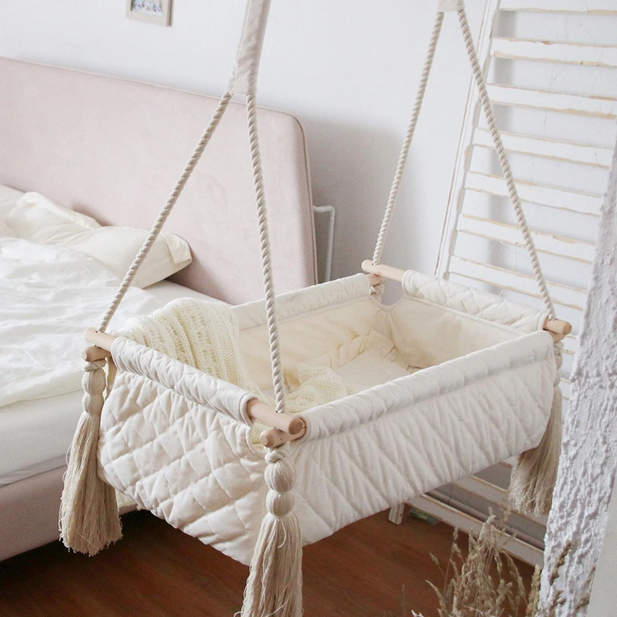 Hangwieg - Baby Schommelwieg Off-White - Newborn Baby Kribbe - Inclusief Bevestigingsmaterialen En Matras Op Maat! 6 Hangwieg - Baby Schommelwieg Off-White - Newborn Baby Kribbe - Inclusief Bevestigingsmaterialen En Matras Op Maat! - Afbeelding 4