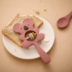 Merkloos Bijtring - Rammelaar - Babys - Speelgoed - Babyspeelgoed - Kraamcadeau - Siliconen - BPA Vrij - Roze -Baby Peuter Winkel 1200x1200 2120