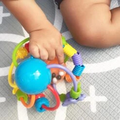 Playgro Speel En Leerbal - Grijp- En Bijtspeelgoed - Klikklak Geluiden - Spiegeltje - Kralen - Cilinder Met Rattelende Ballen -Baby Peuter Winkel 1200x1200 2225