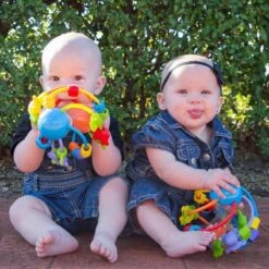 Playgro Speel En Leerbal - Grijp- En Bijtspeelgoed - Klikklak Geluiden - Spiegeltje - Kralen - Cilinder Met Rattelende Ballen -Baby Peuter Winkel 1200x1200 2228