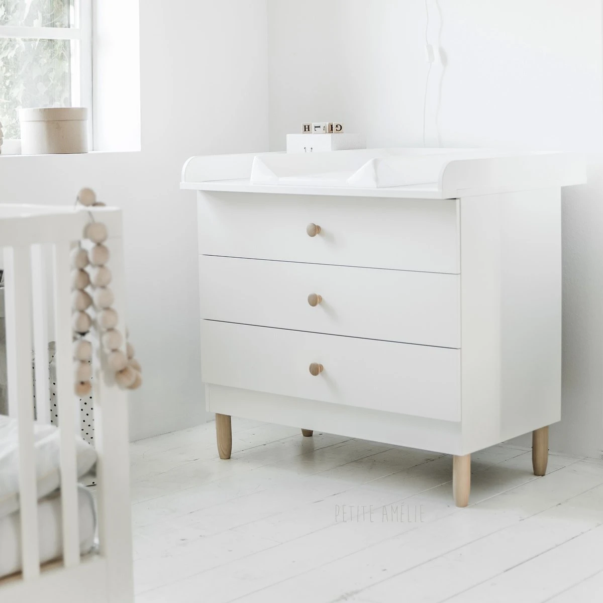 Petite Amélie ® Commode Kast Baby - Verzorgingstafel Met Veel (opberg)ruimte - Wit - Conform Door 100 Cm Breedte - Laden Openen & Sluiten Automatisch Door Soft Close - H.90x B.100x D.55 Cm 6 Petite Amélie ® Commode Kast Baby - Verzorgingstafel Met Veel (opberg)ruimte - Wit - Conform Door 100 Cm Breedte - Laden Openen & Sluiten Automatisch Door Soft Close - H.90x B.100x D.55 Cm - Afbeelding 4