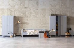 WOOOD Dennis Speelgoedkist - Grenen Geborsteld - Betongrijs - 42x90x42 -Baby Peuter Winkel 1200x781 6