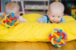 Playgro Buigbare Bendy Ball - Grijp- En Bijtspeelgoed - Incl Rammelaar - Activiteitenbal -Baby Peuter Winkel 1200x803 4