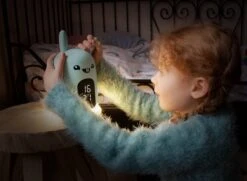 Bigben Kinderwekker Met Geluidseffecten - Nachtlamp - Bao De Panda -Baby Peuter Winkel 1200x877 1