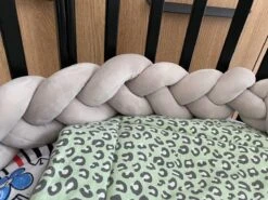 IL BAMBINI Gevlochten Baby Bed Bumper Treccia - Bedomrander - Box Omrander - Hoofdbeschermer - Boxrand - Bedbumper - Stootrand - Boxomrander - (3 Meter) Grijs 12 IL BAMBINI Gevlochten Baby Bed Bumper Treccia - Bedomrander - Box Omrander - Hoofdbeschermer - Boxrand - Bedbumper - Stootrand - Boxomrander - (3 Meter) Grijs -Baby Peuter Winkel 1200x899 9