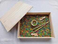 Merkloos Speelbak + Deksel - Rainbow Set - Incl. Rijst En Accessoires - Montessori Sensorisch Open-ended - Zand Speelzand Sensory Speelrijst Fijne Motoriek - Bak Basisset Sensomotorisch Loose Parts Open End Play