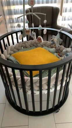 IL BAMBINI Gevlochten Baby Bed Bumper Treccia - Bedomrander - Box Omrander - Hoofdbeschermer - Boxrand - Bedbumper - Stootrand - Boxomrander - (3 Meter) Grijs 15 IL BAMBINI Gevlochten Baby Bed Bumper Treccia - Bedomrander - Box Omrander - Hoofdbeschermer - Boxrand - Bedbumper - Stootrand - Boxomrander - (3 Meter) Grijs -Baby Peuter Winkel 675x1200