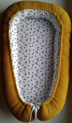 Babynestje (Oker/wit Met Zwarte Driehoekjes)