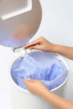 DiaperPail - Clear White - Luieremmer Met Speciale Luiersluis - Werkt Met Normale Vuilniszakken - Luxe Luieremmer - Geen Speciale Cassettes - Geen Geurtjes - Makkelijk Schoon Te Maken - Is Gemaakt Van Aluminium -Baby Peuter Winkel 798x1200 2