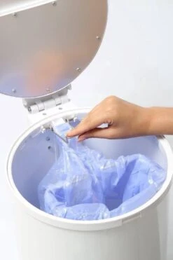 DiaperPail - Clear White - Luieremmer Met Speciale Luiersluis - Werkt Met Normale Vuilniszakken - Luxe Luieremmer - Geen Speciale Cassettes - Geen Geurtjes - Makkelijk Schoon Te Maken - Is Gemaakt Van Aluminium -Baby Peuter Winkel 799x1200 7