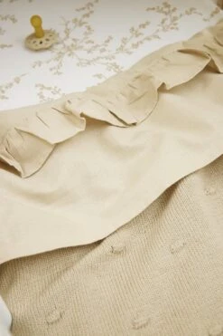 Meyco Ruffle Wieglaken - Sand - 75x100cm -Baby Peuter Winkel 800x1200 240