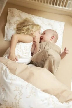 Meyco - Dekbedovertrek Ledikant - Branches - Sand - 100x135cm -Baby Peuter Winkel 800x1200 265