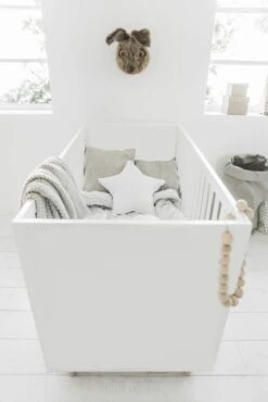 Petite Amélie ® Ledikant - Babybed Wit 120x60 Cm - Lattenbodem Instelbaar In 3 Hoogtes - Geschikt Tot Ongeveer 2 Jaar - Stevig Bed Dankzij Massief Hout & Sterk Plaatmateriaal -Baby Peuter Winkel 801x1200 121