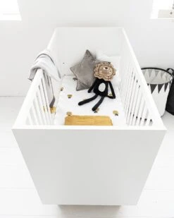 Petite Amélie ® Ledikant - Babybed Wit 120x60 Cm - Lattenbodem Instelbaar In 3 Hoogtes - Geschikt Tot Ongeveer 2 Jaar - Stevig Bed Dankzij Massief Hout & Sterk Plaatmateriaal -Baby Peuter Winkel 960x1200 8